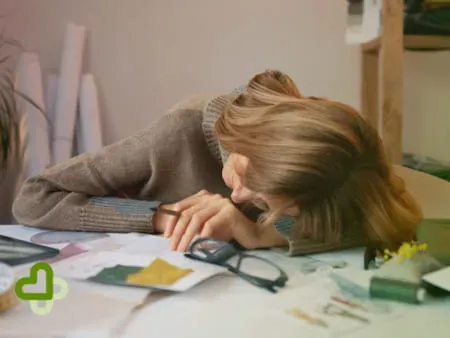 Девушка спит на столе