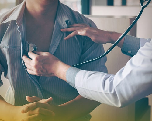 Доктор прослушивает сердце у мужчины